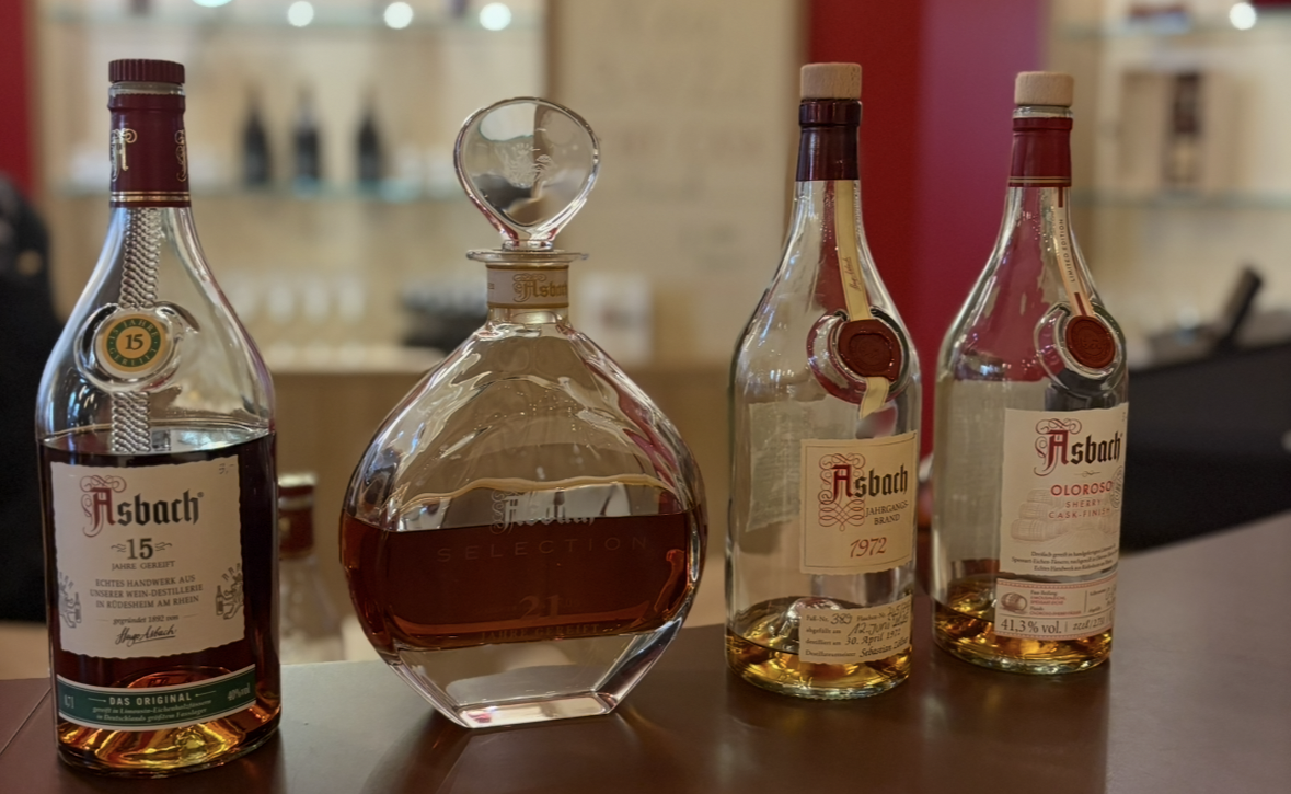 Vier verschiedene Asbach Flaschen.