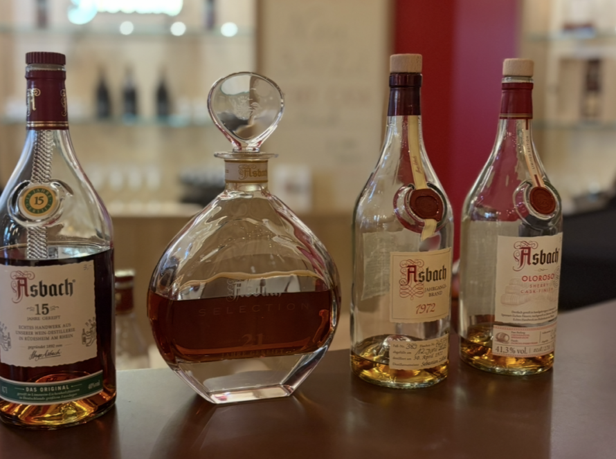 Vier verschiedene Asbach Flaschen.